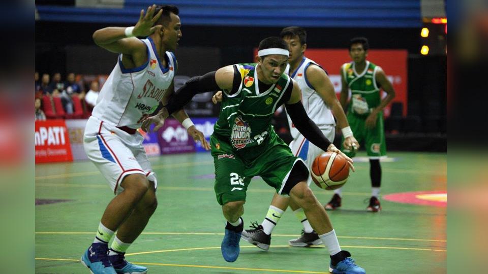 Vinton Surawi, power forward SMP (Kanan) mendapat penjagaan dari IGN Teguh Negara, power forward Stadium. - INDOSPORT